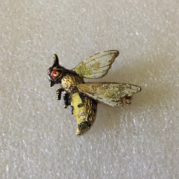 Vintage Jewelry - Vintage bee brooch